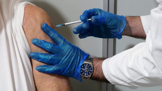Пет случая на сериозни усложнения в Гърция след COVID-19 ваксинация