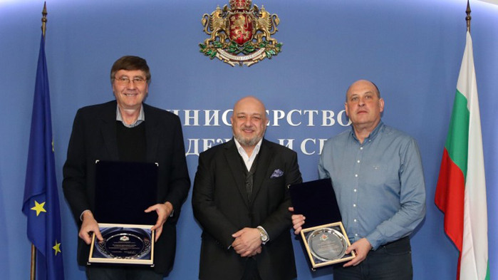 Министър Кралев награди националите по баскетбол и селекционера Росен Барчовски