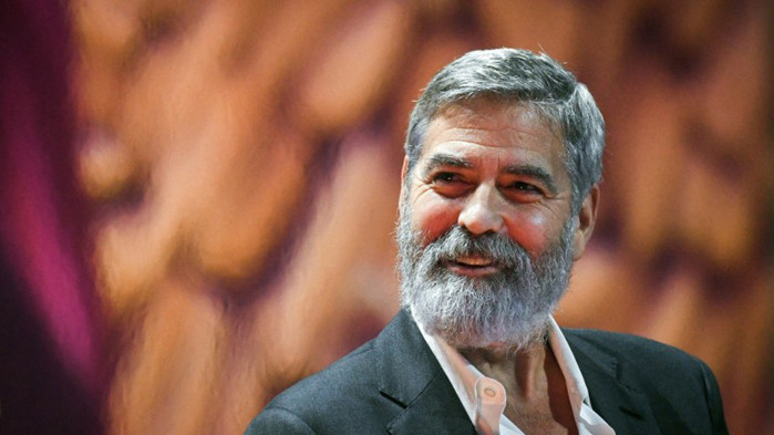 Джордж Клуни пуска перални и мие чинии в пандемията