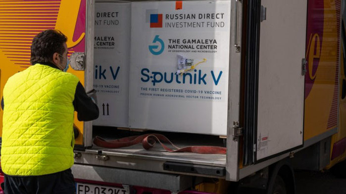 Атлантическият Съвет: Руската ваксина е политическо оръжие, БСП изстреля няколко „халосни патрона“