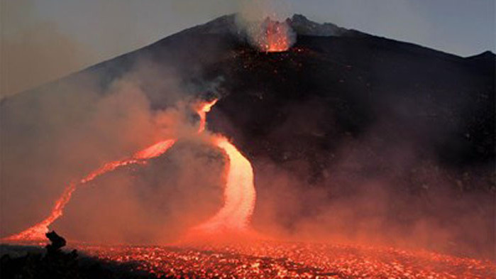 Вулканът Етна изнася поредното си зрелищно представление