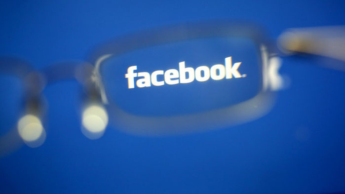 Фейсбук работи по шпионски умни очила
