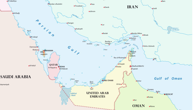 Кораб, превозващ коли, избухна в Оманския залив