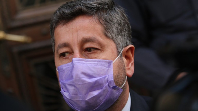 Христо Иванов определи протестите като карнавален кипеж и колективни конвулсии