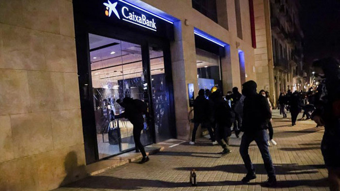 Пореден протест в подкрепа на рапъра Пабло Хасел в Барселона