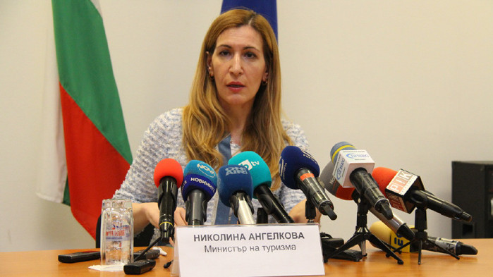 Министър Ангелкова: От 26 юни очакваме първите чартърни полети с чуждестранни туристи