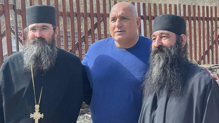 Съветници на Радев бесни, че Борисов е тачен от църквата