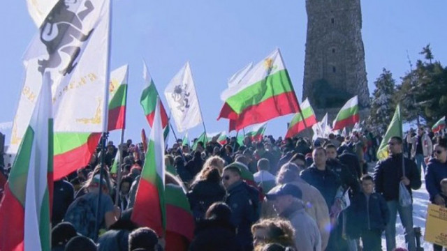 Партийни знамена на Копейкин посрещнаха Радев на Шипка