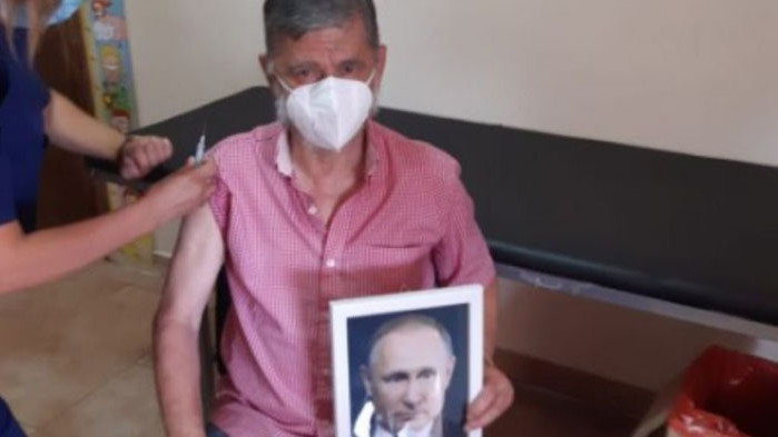 Кмет на аржентински град се ваксинира с портрет на Путин в ръце
