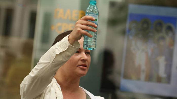 Артисти пиха по една студена вода пред Министерството на културата