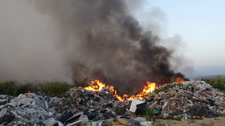 Пожар избухна на незаконно сметище край Благоевград
