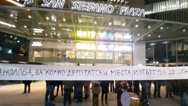 След обвиненията, че е изтъргувала децата им: Манолова избягала от протестиращите (ВИДЕО)