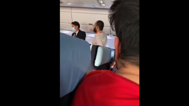 Вижте видео от борда на самолета, кацнал аварийно в София заради буйстващ индиец