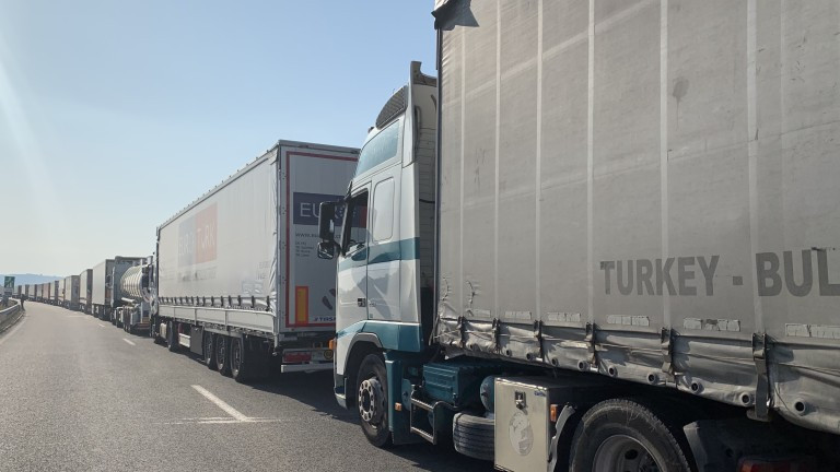 Над 300 камиона останаха блокирани на Дунав мост при Русе