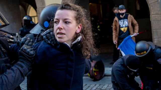 Сблъсъци и арести на протест срещу COVID мерките в Чехия