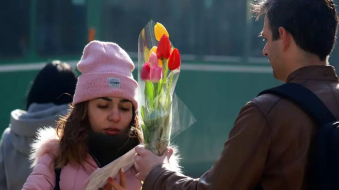 Българинът хваща последния момент, за да купи цветя за своята половинка