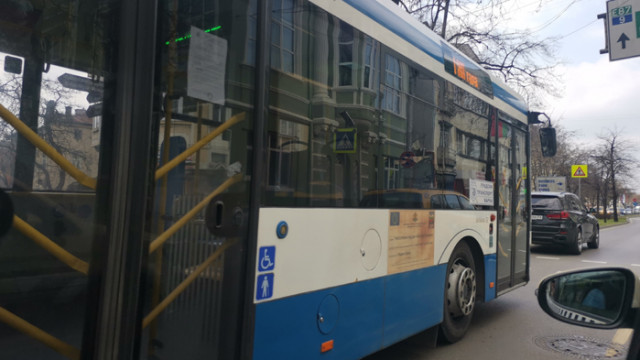 Двама пътници са ранени при катастрофа между автобус на градския транспорт и джип във Варна