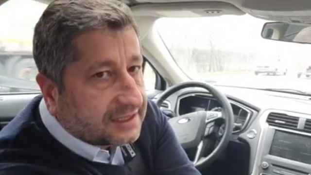 Христо Иванов имитира Борисов: Пусна се на живо от кола на аварийки