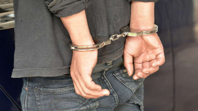 При опит за задържане и оказана съпротива са пострадали двама полицейски служители