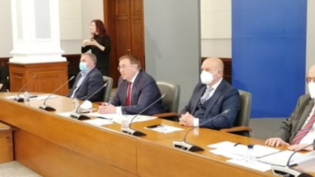 По места ситуацията е много тревожна а хората танцували по