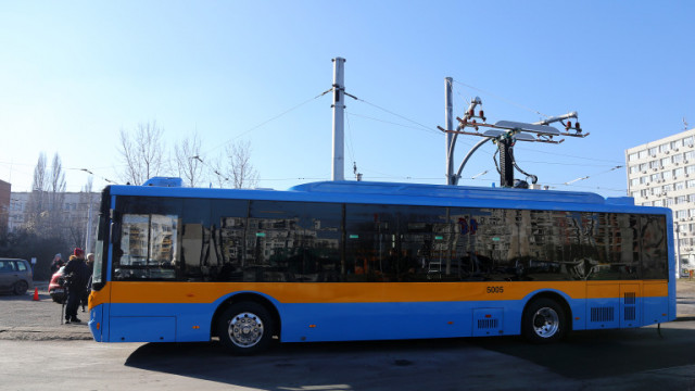Тролейбус на столичния градски транспорт беше ударен от бетоновоз  При инцидента