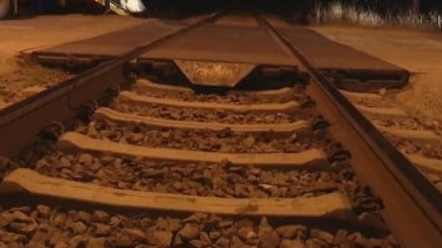 Спряно е движението по железопътната линия София Карлово Бургас между гарите Твърдица и Шивачево