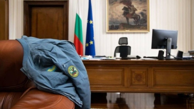 Президентът Румен Радев носи пилотското си яке в кабинета. Това