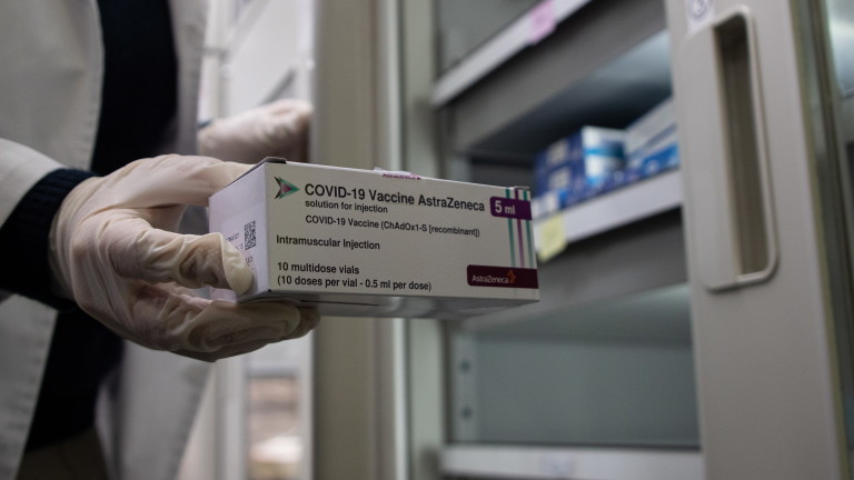 Трима здравни работници в Норвегия, които наскоро са получили ваксината