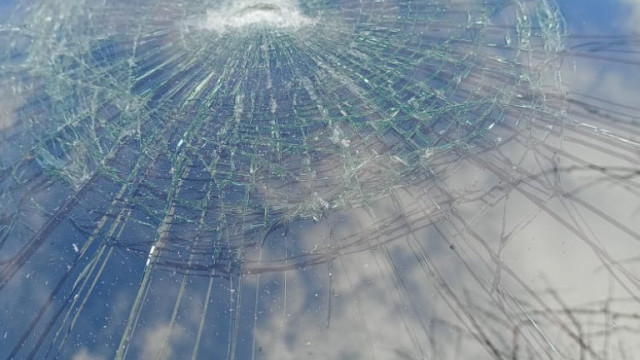Вандали са счупили предното стъкло на колата на журналист от
