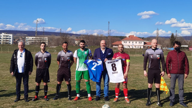 Министър Красен Кралев бе гост на футболния двубой между отборите