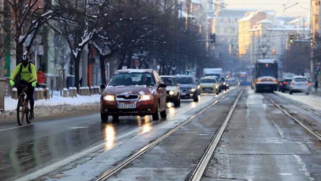 Над 140 снегорина чистят улиците в София Във връзка с