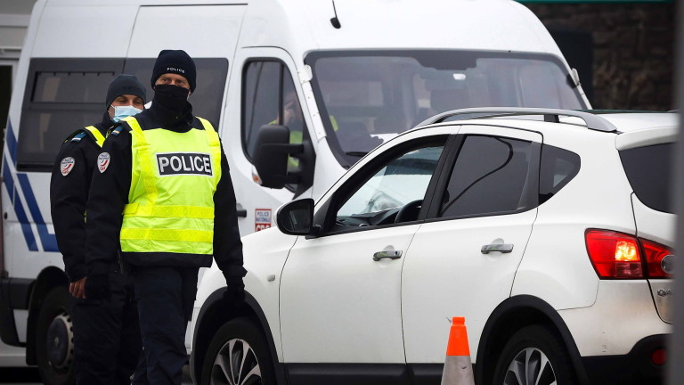 Полицията издирва мъж с нож, след като се съобщава, че пенсионер