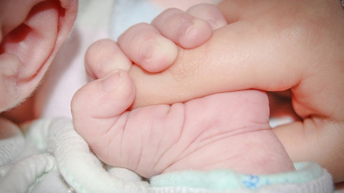 Роднини ще поемат грижите за децата на починалата родилка от Карнобат