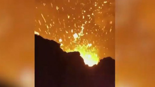 Туристи заснеха зрелищно изригване на вулкана Ключевская Сопкана на полуостров
