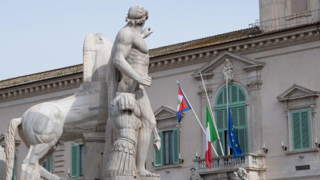 Италия почeте жертвите на коронавируса с наполовина спуснати знамена на
