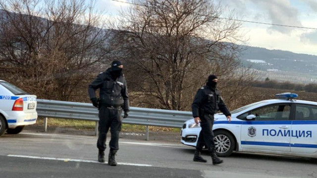 На изходите на София полицаи спираха и проверяваха всички коли