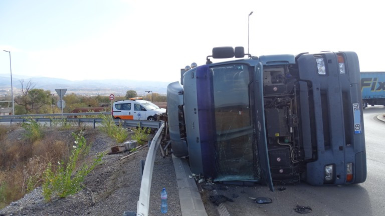 Румънски тир се обърна по таван на пътя Русе-Бяла, съобщава БНТ.