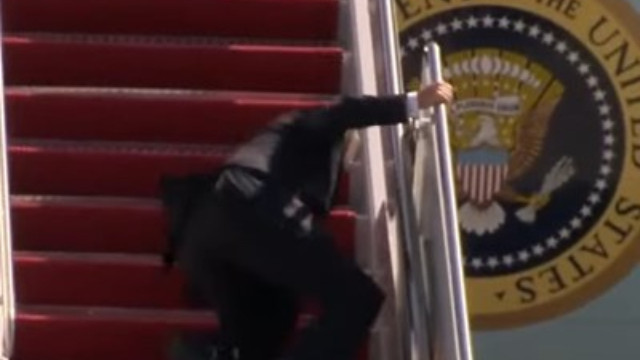 Джо Байдън се спъна на стълбите на президентския самолет Еър