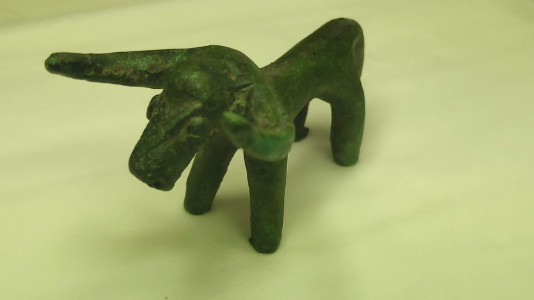 Дъжд помогна за откриването на малък идол във формата на бик