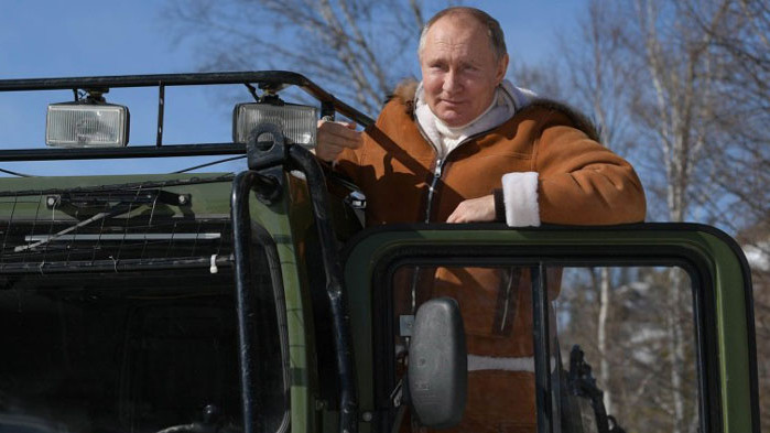 Путин си почива на машина с висока проходимост в Сибир