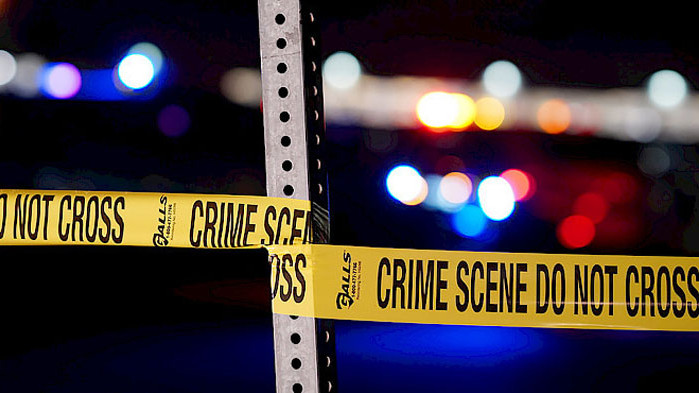 Най-малко десет души, включително и един полицай, са убитите при