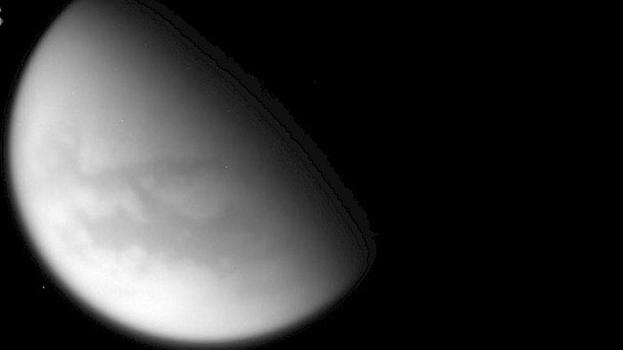 Един от най-големите спътници на Сатурн – Титан, отдавна интригува