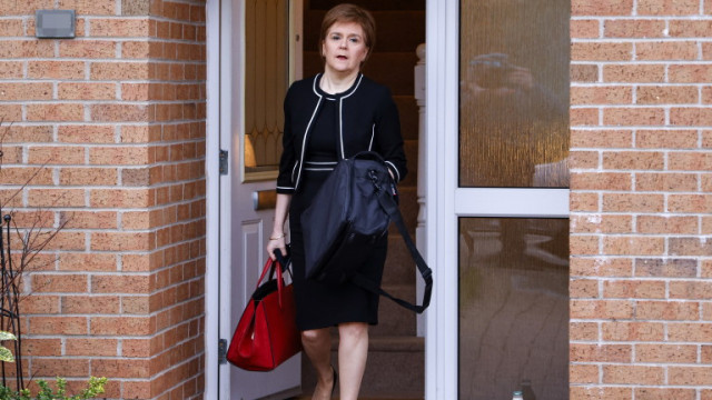 Първият министър на Шотландия Никола Стърджън оцеля при вот на недоверие