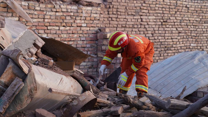 Три жертви и десетки разрушени домове при силно земетресение в Китай