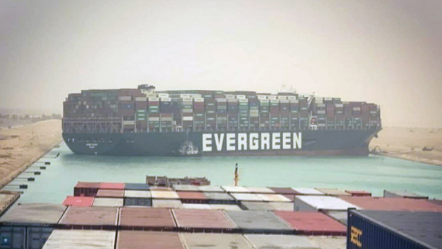 Мисията за отблокиране на Суецкия канал навлезе в третия си ден