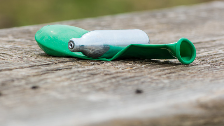 Деца вдишват райски газ от метални капсули в София. Такива капсули