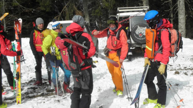 В акцията участват 30 спасители Подновено е издирването на сноубордиста