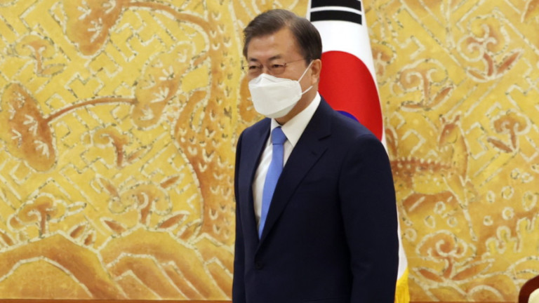 Президентът на Южна Корея Мун Дже Ин критикува севернокорейските ракетни изпитания, добавяйки,