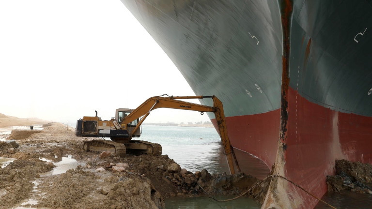 Обещават отблокиране на Суецкия канал в събота