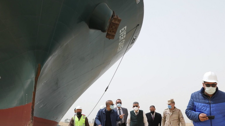 Обещават отблокиране на Суецкия канал в събота